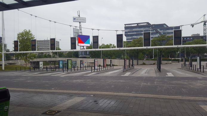 Het busstation in Eindhoven was zaterdagochtend nog leeg.