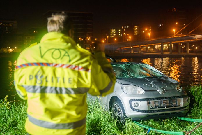 Auto uit Amsterdam-Rijnkanaal gevist na ongeval Pijperlaan Utrecht.