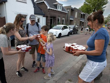 Met limonade en spekje iets betekenen voor de wijk, dat doet de Geldropse Sluisstraat al vijftien jaar tijdens de vierdaagse