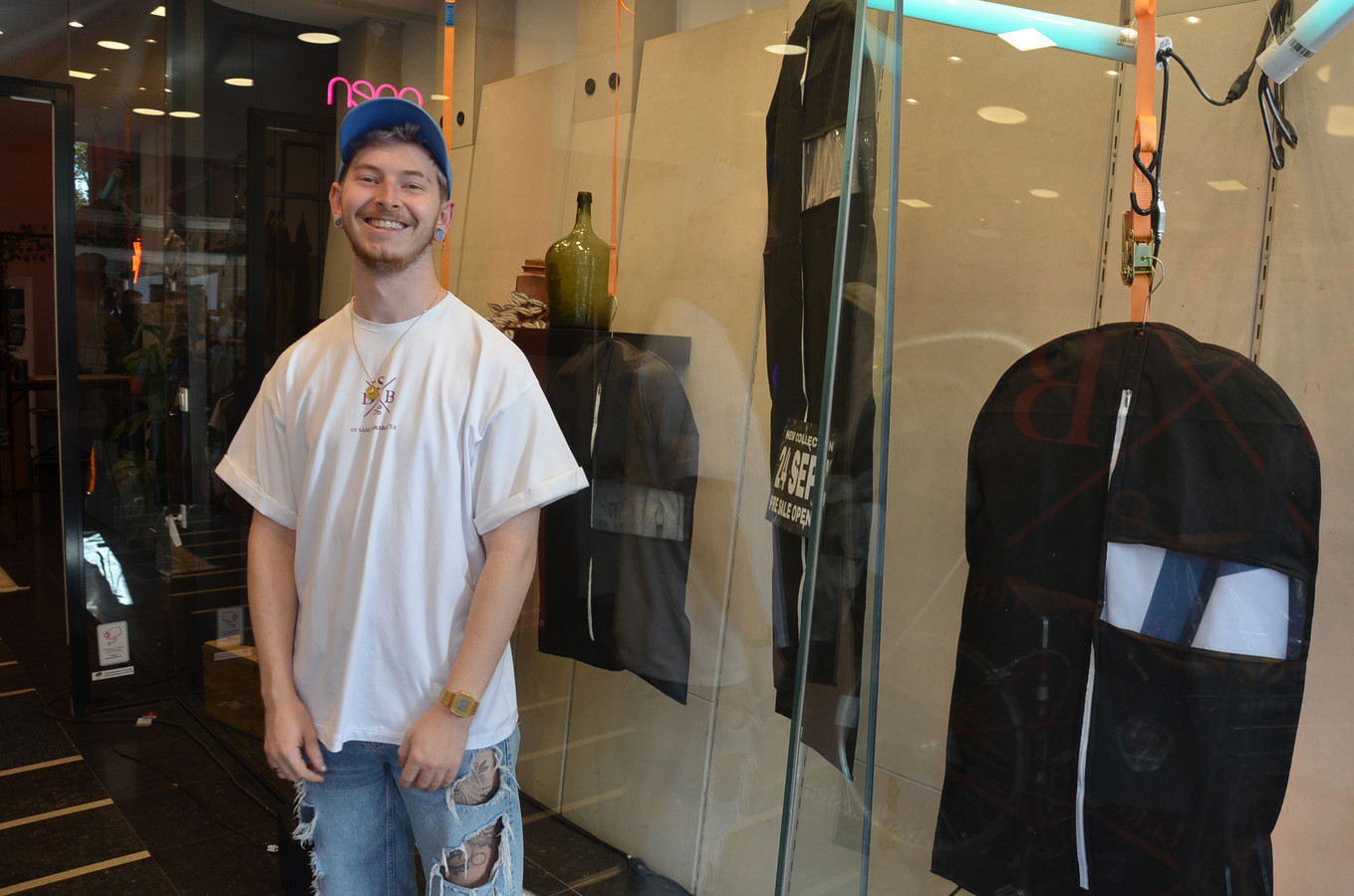 Modeontwerper Sam (24) stelt nieuwe collectie voor in startupwinkel