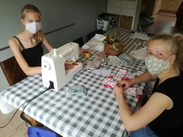 Anna en Linde van babbelkapjes.nl zitten uren achter de naaimachine.