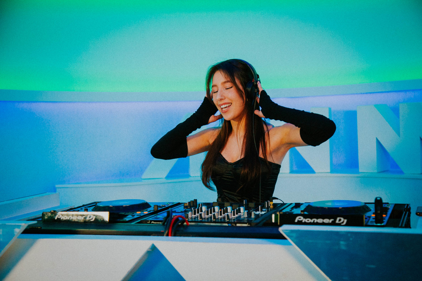 Nina (23) gooit zich in de strijd bij MNM Start to DJ: “Winnaar treedt ...