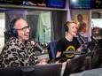 De pas 13-jarige dj Abel heeft in de Hilversumse Radio 2-studio de grootste lol met zijn held Frank van ’t Hof.