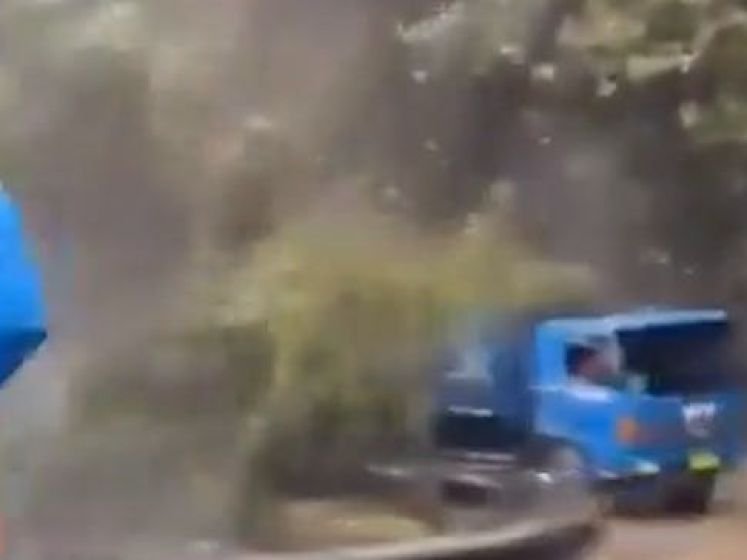 Truck in Indonesië bijna bedolven onder modderstroom