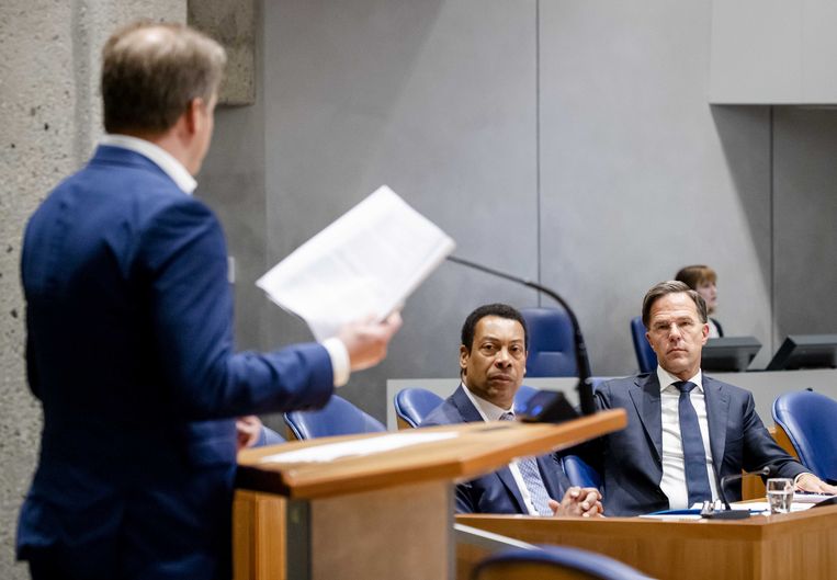 Kamerlid Pieter Omtzigt, Franc Weerwind, minister voor rechtsbescherming en premier Mark Rutte (vlnr) tijdens een debat in de Tweede Kamer over de uit huis geplaatste kinderen wier ouders slachtoffer zijn van het toeslagenschandaal.  Beeld ANP