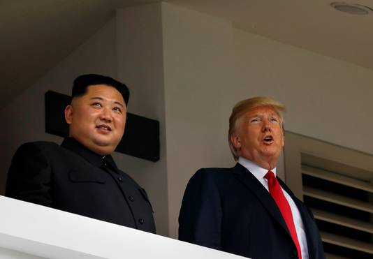 Kim en Trump laten zich nog gauw even aan de pers zien tijdens een wandelingetje door het hotel.