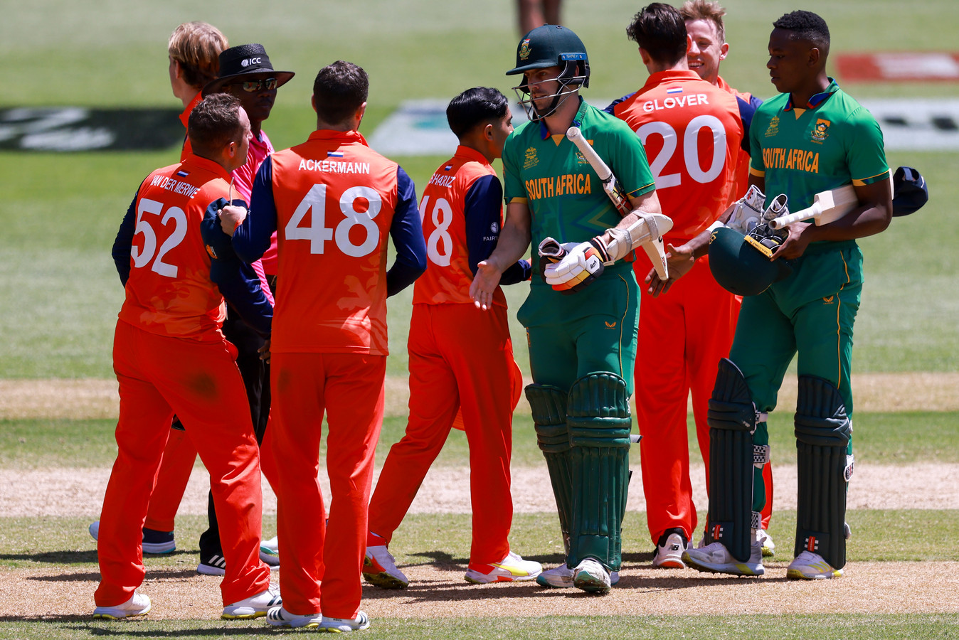 Anrich Nortje en Kagiso Rabada feliciteren Nederland.