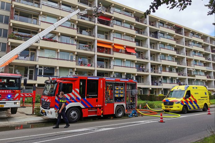 Op een hoogwerker probeerde de brandweer het vuur in het appartement te blussen.