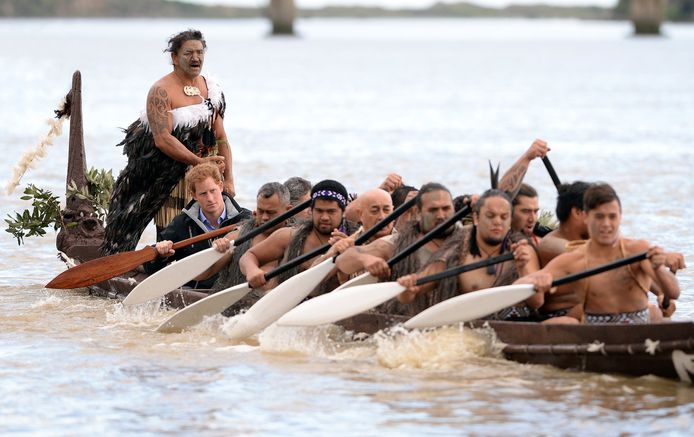 De Britse prins Harry in een waka (traditionele Maori-boot) over de Whanganui (2015)