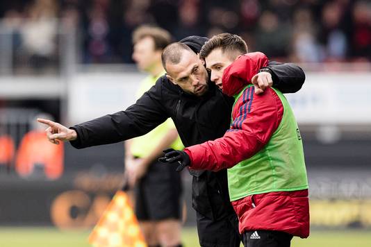 John Heitinga met Francisco Conceição.