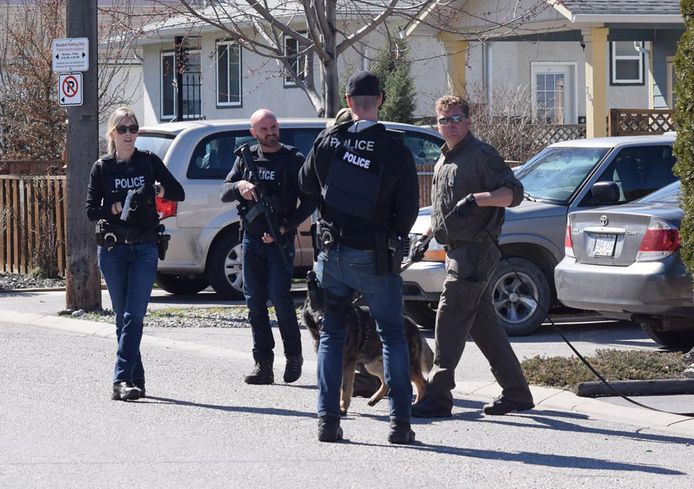 De Canadese politie tijdens een zoekactie in een buitenwijk van Penticton.