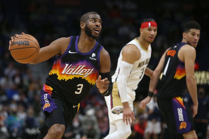 Chris Paul (links) was met een triple-double de matchwinnaar voor de Phoenix Suns.