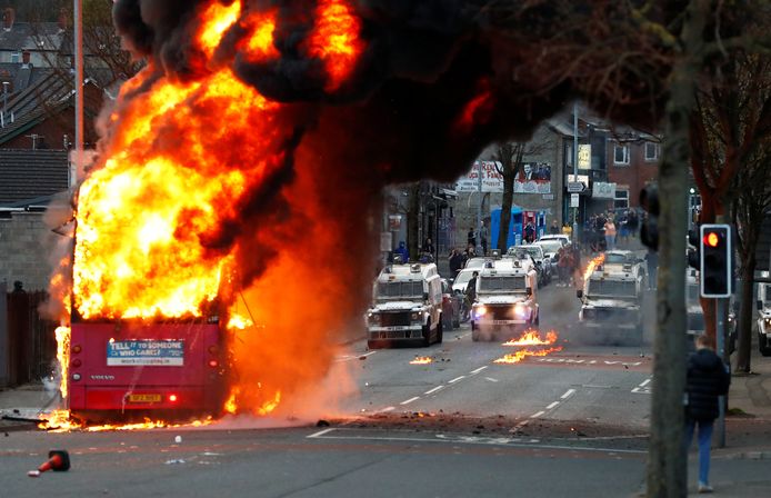 Een groep jongeren stak in een pro-Brits deel van de Noord-Ierse hoofdstad Belfast een bus in brand.