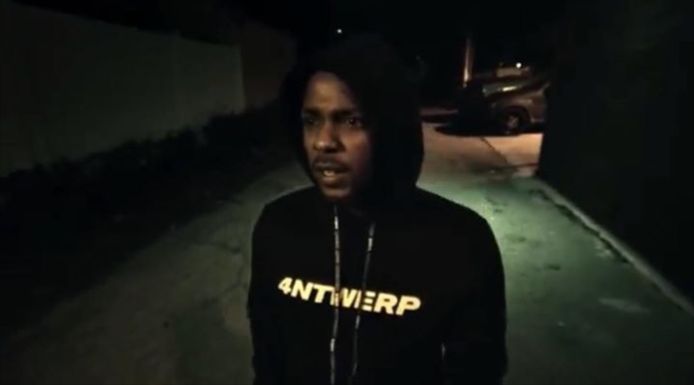 Een screenshot uit de videoclip, met de bewuste trui.
