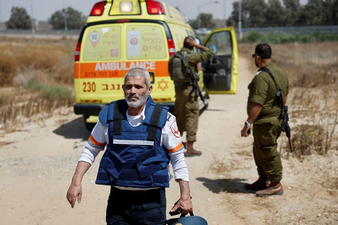 Een ambulance bij grensovergang Kerem Shalom. Bij een raketaanval door Hamas kwamen drie Israëlische militairen om het leven. Twaalf anderen raakten gewond.