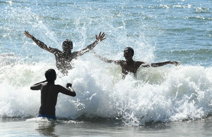 Mannen spelen in de zee bij Sri Lanka.