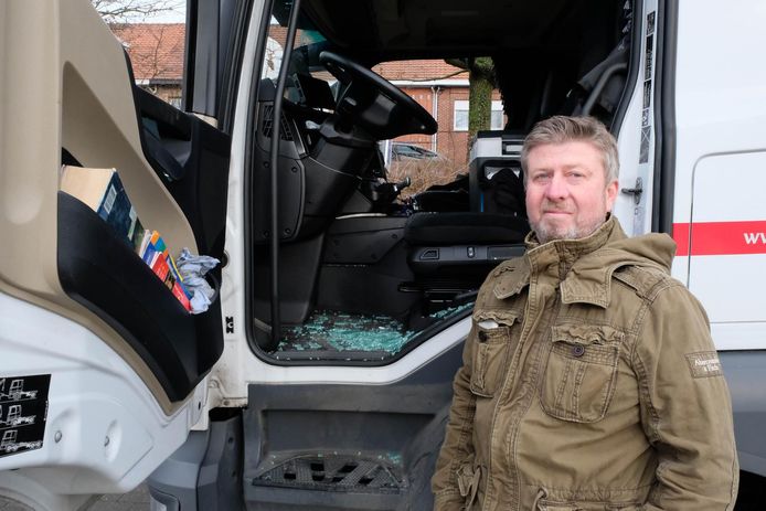 Harry De Ceulenaere naast zijn beschadigde vrachtwagen.