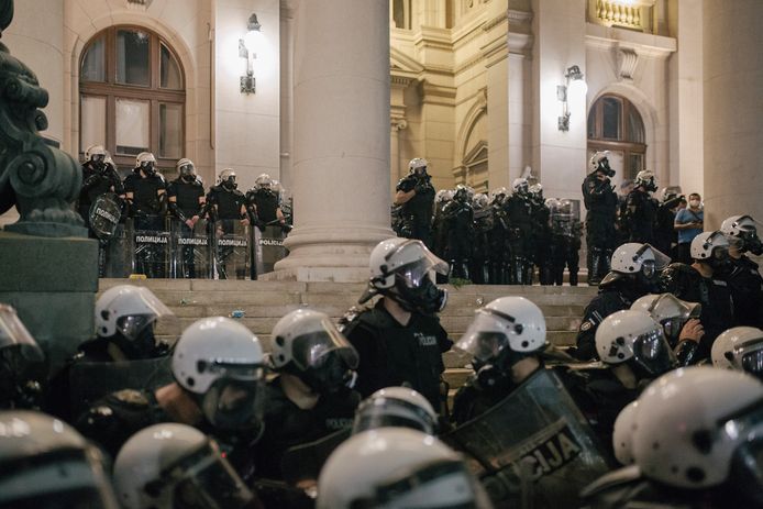 Massaal uitgerukte oproerpolitie bij het Servische parlementsgebouw in Belgrado.