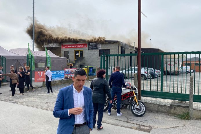 De kantine van voetbalclub Sint-Lievens-Houtem brandde zondagnamiddag volledig uit.