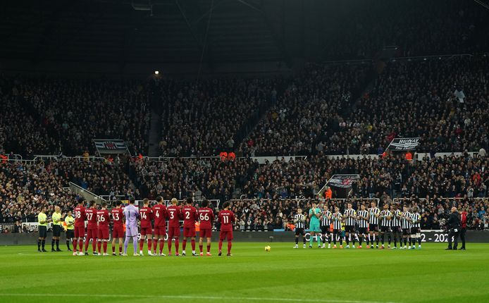 Eerbetoon voor Atsu vlak voor Newcastle - Liverpool.