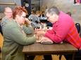 Jeanet Kollenburg (l) krijgt van vrijwilligster Tjarda Fennema nagellak op