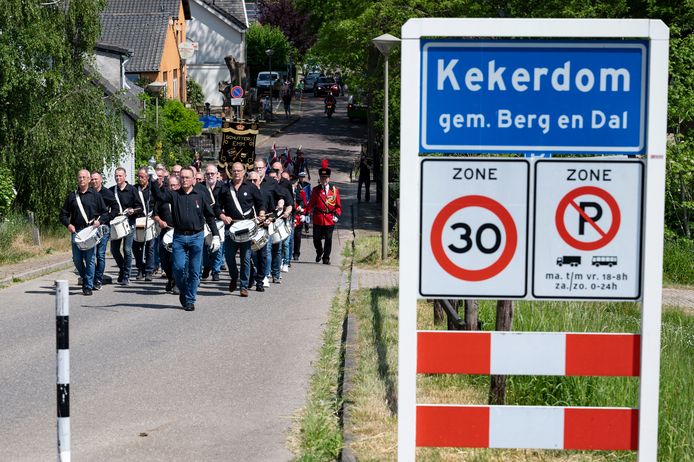 De tamboers van EMM op weg naar de dijk.