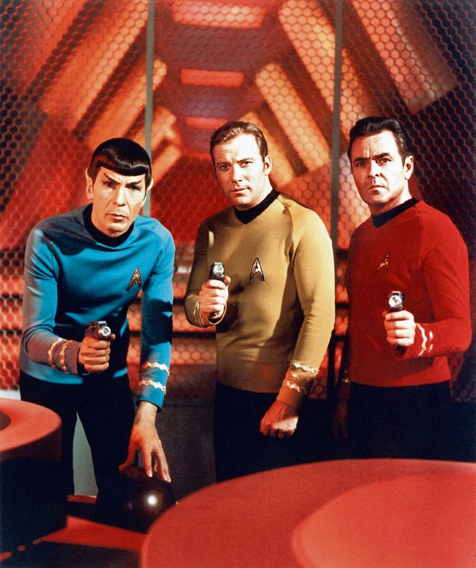 Star Trek, 1969, met van links naar rechts: Leonard Nimoy (Mr. Spock), William Shatner (Captain Kirk) en James Doohan (Scotty).