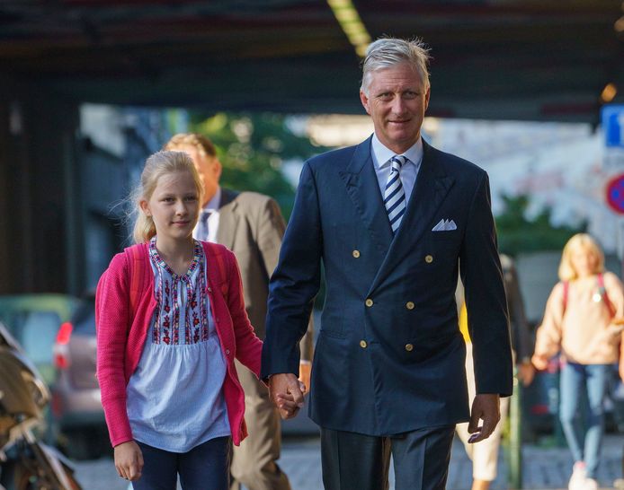 Koning Filip brengt prinses Eléonore naar school in Brussel.