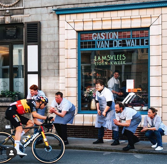 Le passage de Wout van Aert à Kluisbergen, capturé par Ashley Gruber.