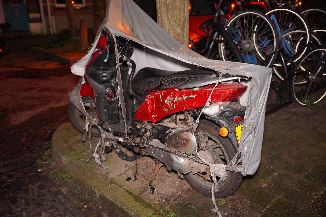 Autobrand in centrum Nijmegen, scooter smelt deels weg door hitte