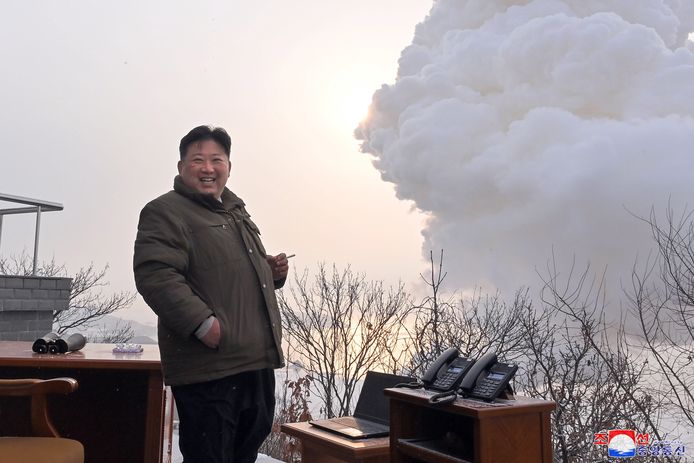 De Noord-Koreaanse leider Kim Jong-un kort na de test van de zogenoemde ‘vaste brandstofmotor met hoge stuwkracht’ eerder deze week, op een beeld dat is vrijgegeven door het staatspersbureau KCNA.