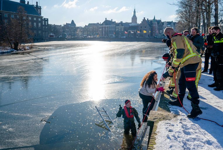Afgelopen vrijdag schoten hulpdiensten schaatsers te hulp in de smeltende Hofvijver in Den Haag. Beeld ANP