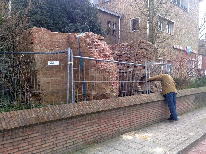 Hek moet loodzware stadsmuur beschermen tegen diefstal Foto