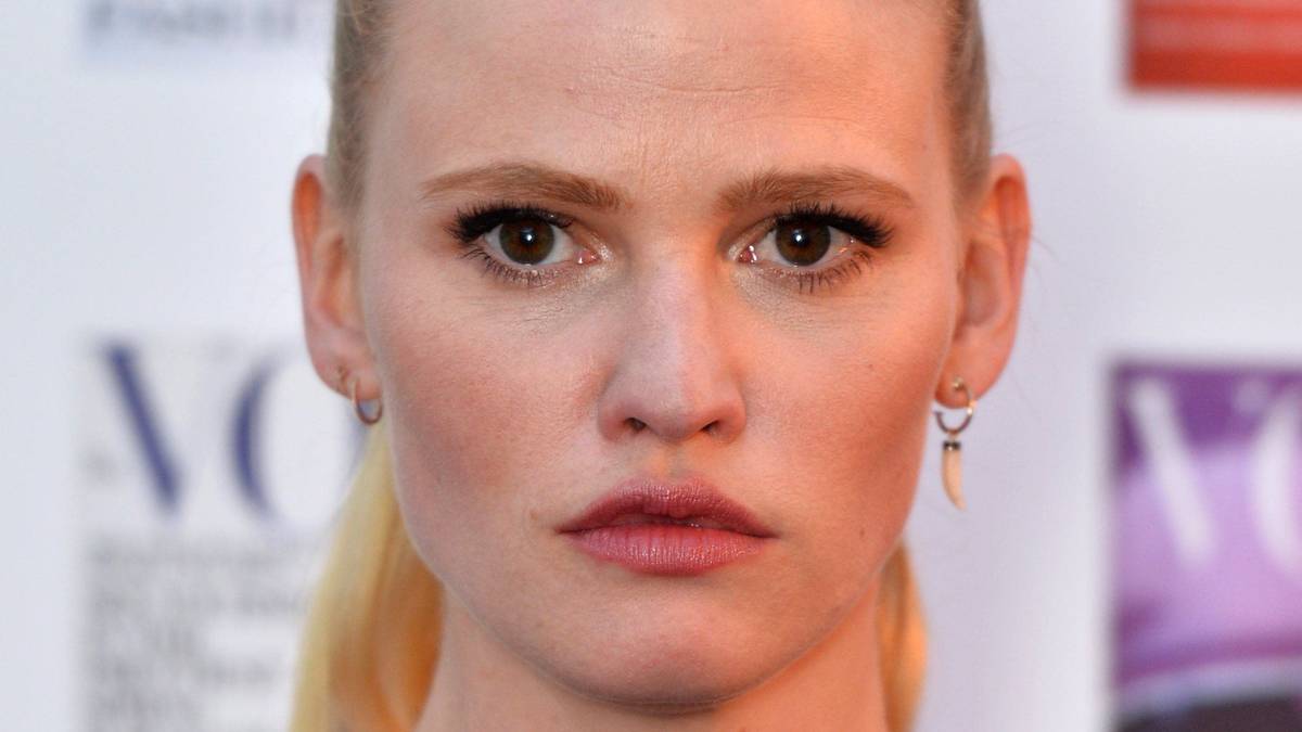 Lara Stone pronkt opnieuw met borsten in sexy jurk | Show | pzc.nl