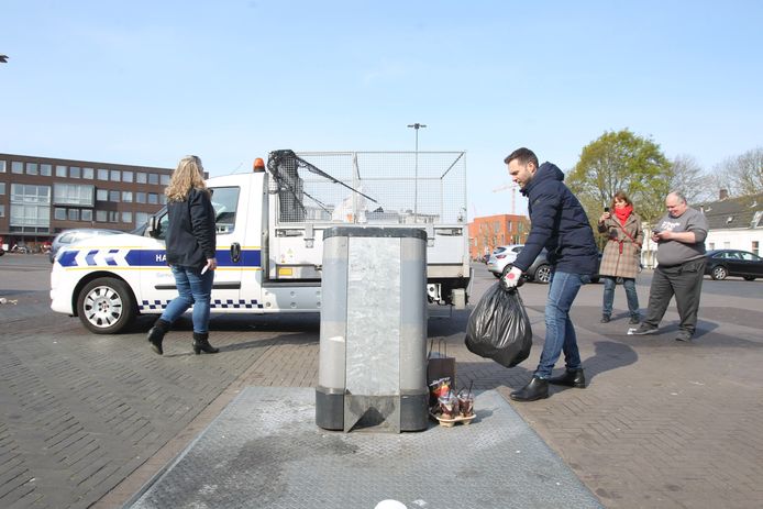 Wethouder Rik Thijs keert vuilniszakken om en doorzoekt ze op adresgegevens.