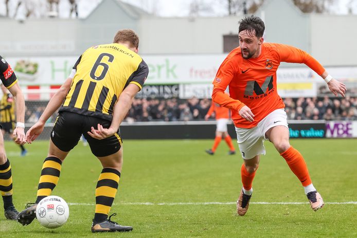 Matthijs Hardijk heeft verdediger Bram Ros van Rijnburgse Boys te grazen genomen. Het doelpunt van de flankspeler was voor HHC echter niet voldoende voor een punt.