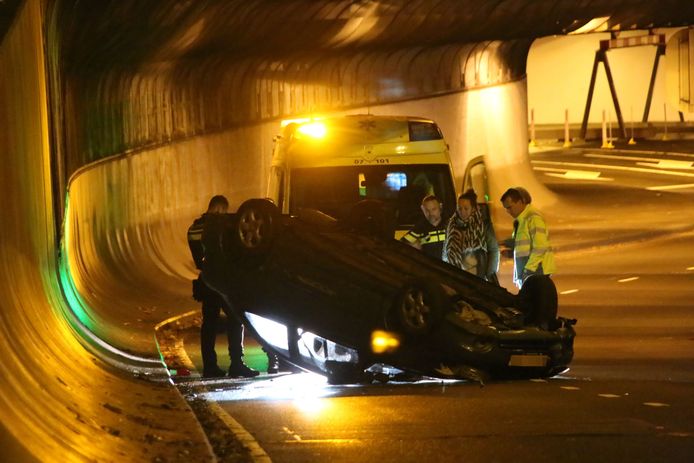 De auto in de Willemstunnel in Arnhem.