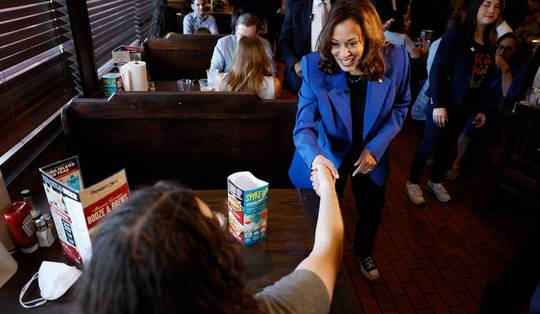 Op de Democratische conventie moet Kamala Harris zichzelf profileren, vóór Donald Trump dat doet