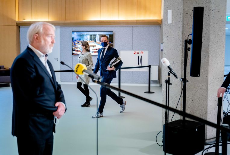Demissionair minister Hugo de Jonge van volksgezondheid, welzijn en sport (CDA) passeert Jaap van Dissel (RIVM) op weg naar het coronadebat in de Tweede Kamer. Beeld ANP