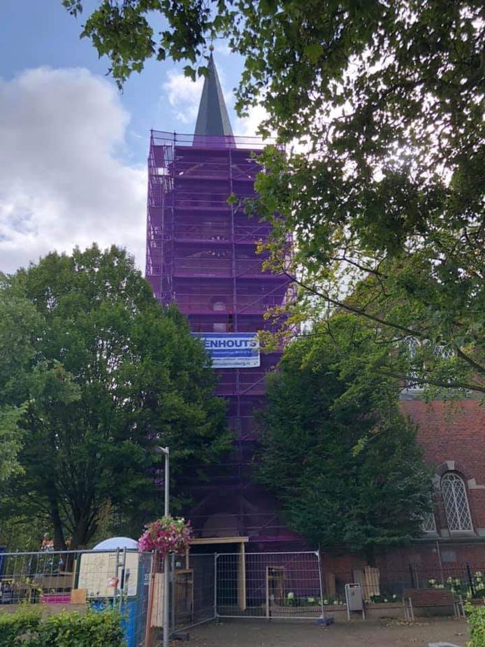 De toren van de protestantse kerk in de steigers.