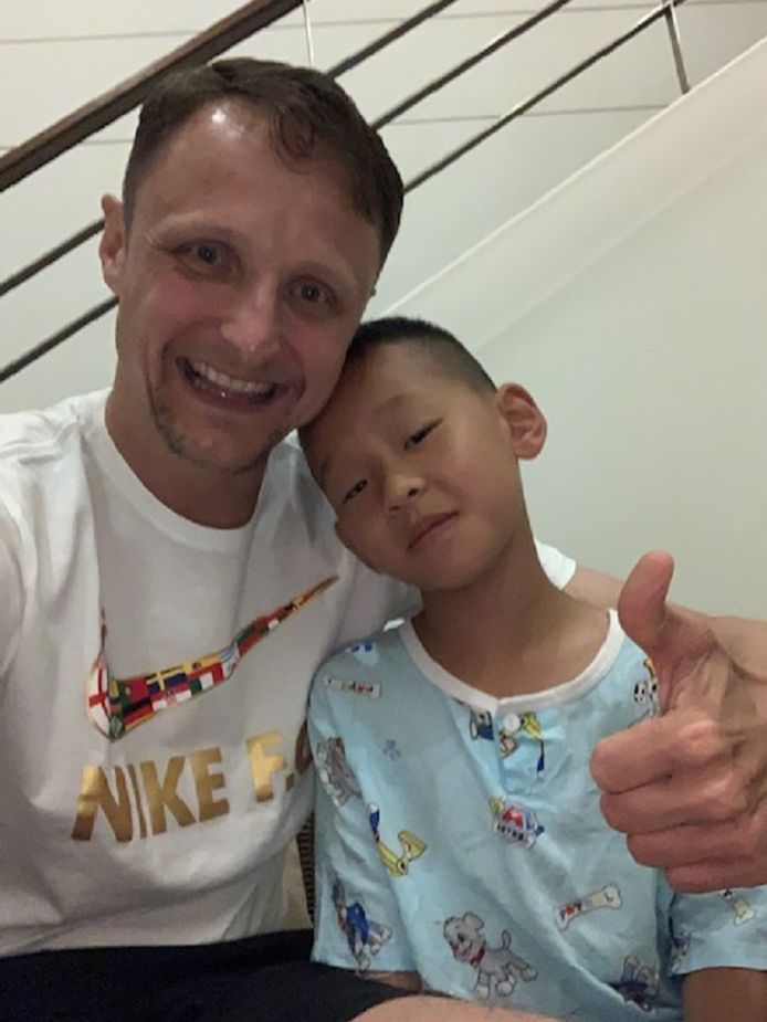 Bernard Tax met de Chinese JunJun in het ziekenhuis in Phuket.