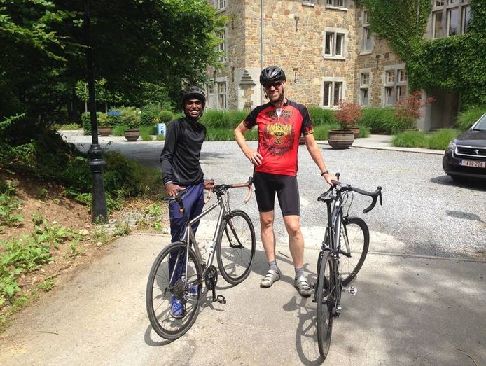 Hans Bourlon en Abdufatah gingen deze zomer enkele keren mountainbiken, al snapte de jongeman daar in het begin totaal het nut niet van.