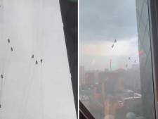Video van de dag: Chinezen bungelen van hoog gebouw na harde wind