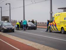 File op de John Frostbrug na botsing tussen meerdere auto's 