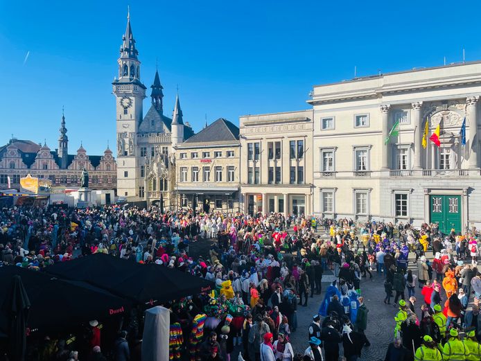 Rond 15 uur was de Grote Markt gevuld met carnavalisten.