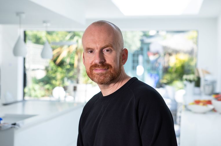 ‘Ik ben niet de enige met ouders die hun eigen onzekerheid op hun kinderen projecteren. Toen ik een beetje succes kreeg, attendeerde mijn moeder me op schrijvers die meer succes hadden, zoals Margaret Atwood.’ Beeld Andy Hall / Eyevine