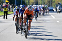 Ellen van Dijk op kop van het peloton.