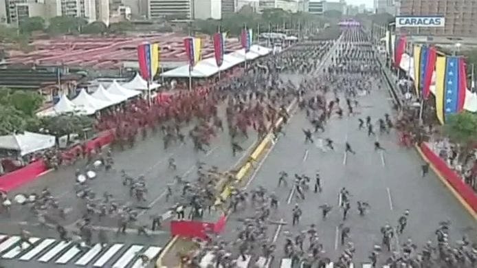 Na de explosie valt de militaire parade in paniek uit elkaar.