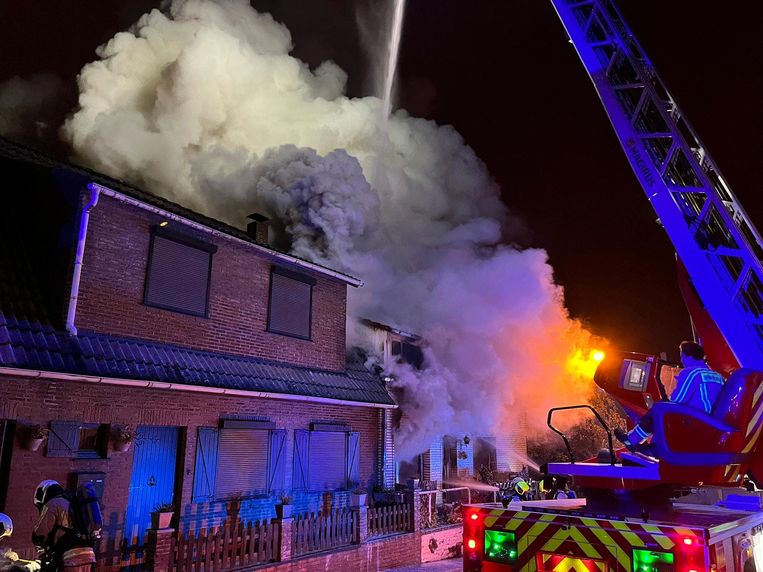Brandweer rukt uit voor uitslaande woningbrand in Sint-Genesius-Rode. Beeld ZVBW