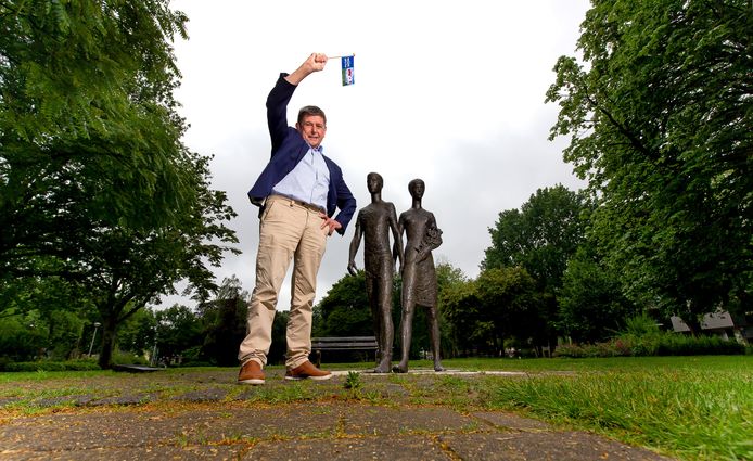 Henny Sackers voor het Vierdaagsemonument, vlakbij de Wedren waar de  Vierdaagse doorgaans start.